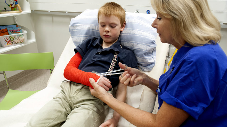 En sjuksköterska klipper gips