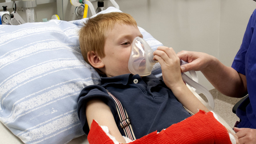 Ett barn med andningsmask