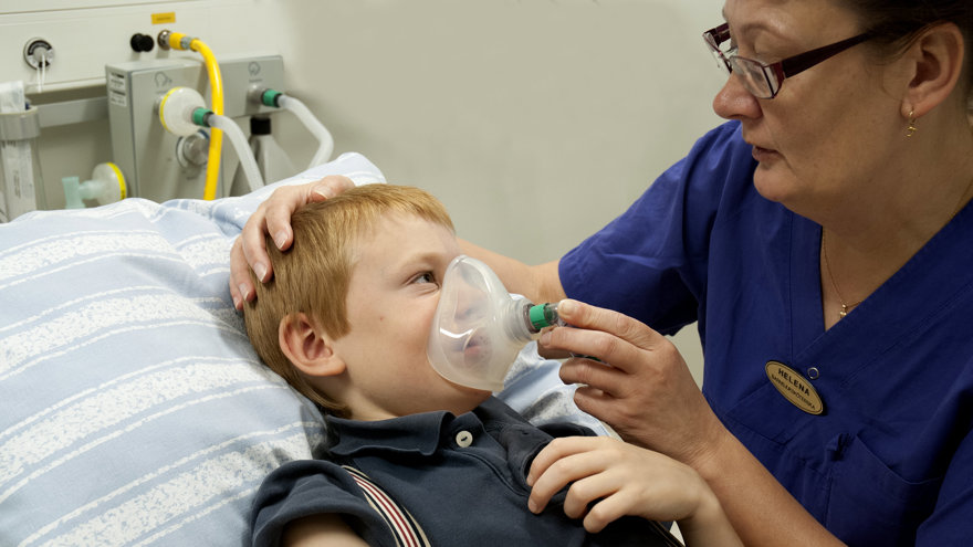 En sjuksköterska håller en andningsmask