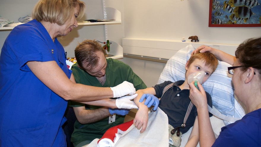 En doktor grejar med en arm