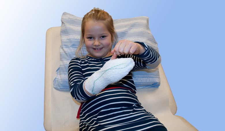Ett barn med bandage runt handen