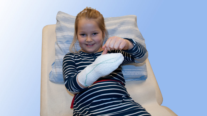 Ett barn med bandage runt handen