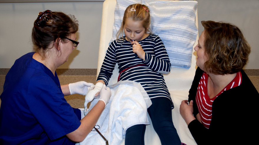 Ett barn får bandage