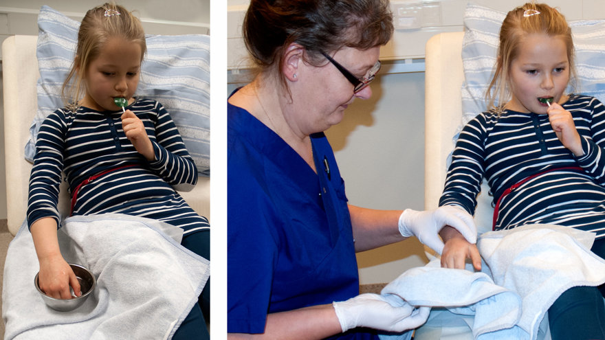 Ett barn med handen i en vattenskål