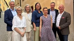 En grupp människor poserar för foto utomhus.