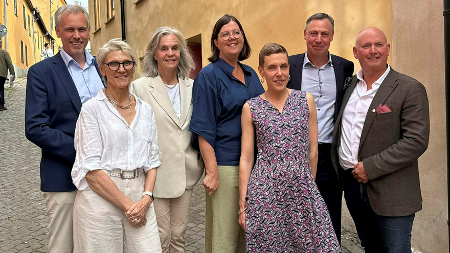 En grupp människor poserar för foto utomhus.