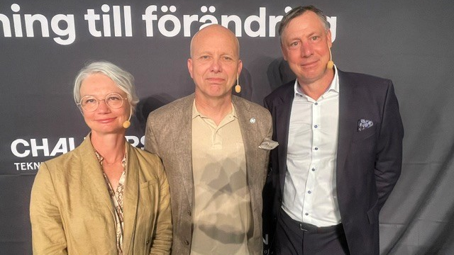 Tre personer med mikrofon poserar för foto.