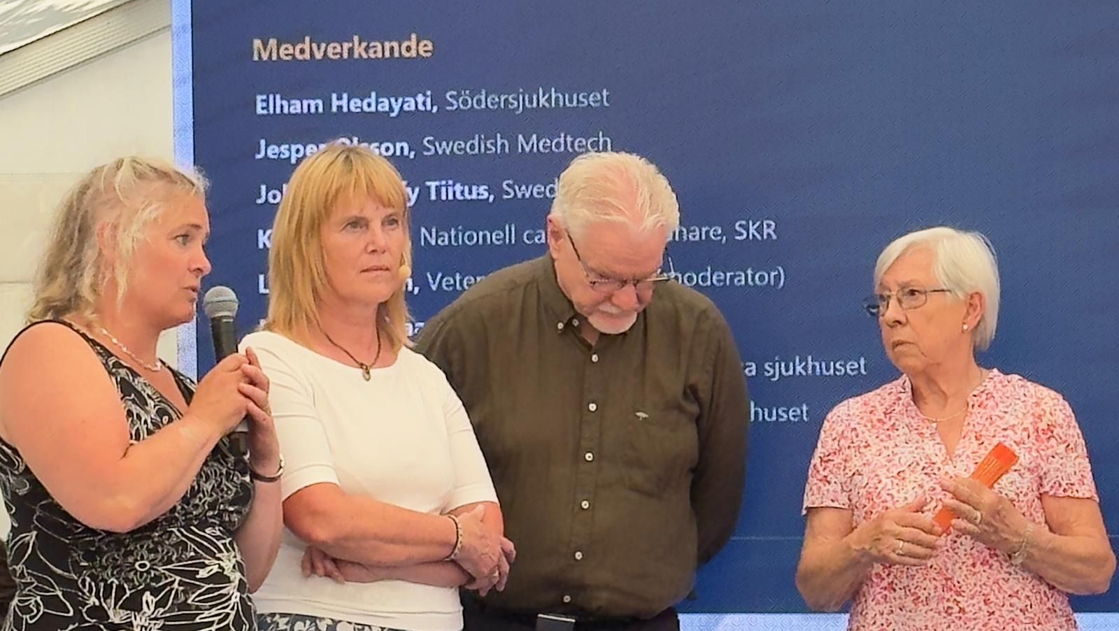 Fyra personer på scen under en diskussion.