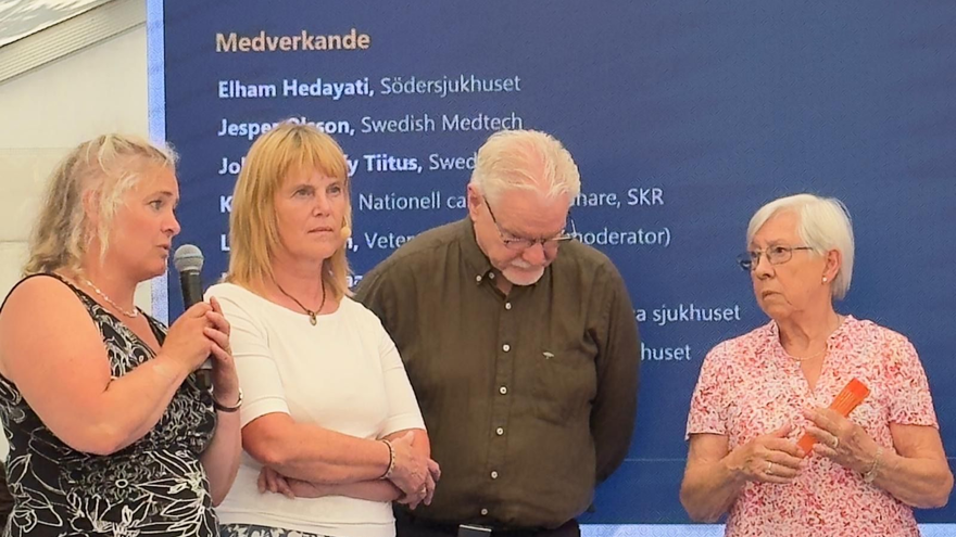Fyra personer på scen under en diskussion.