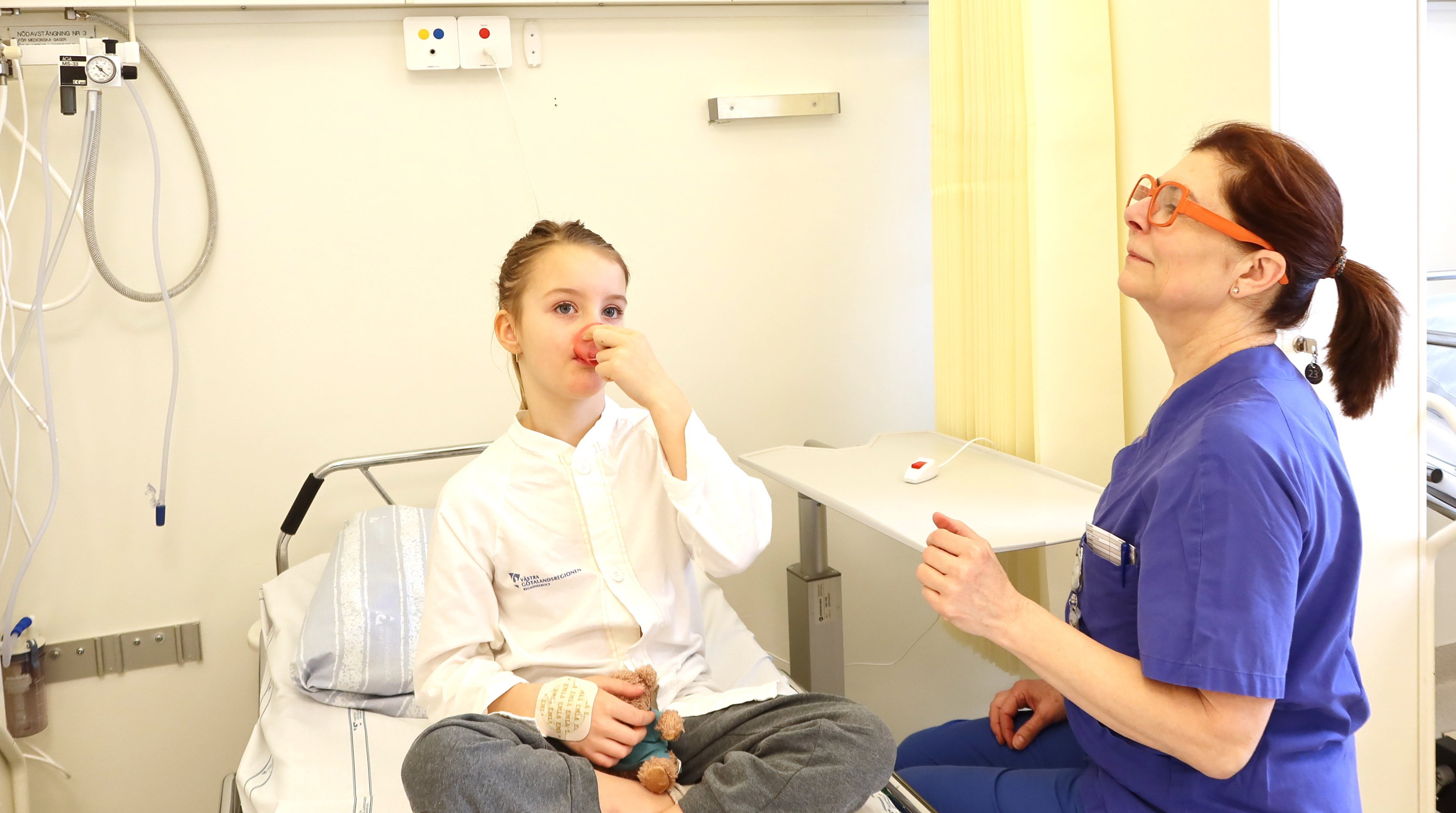 Ett barn tar medicin