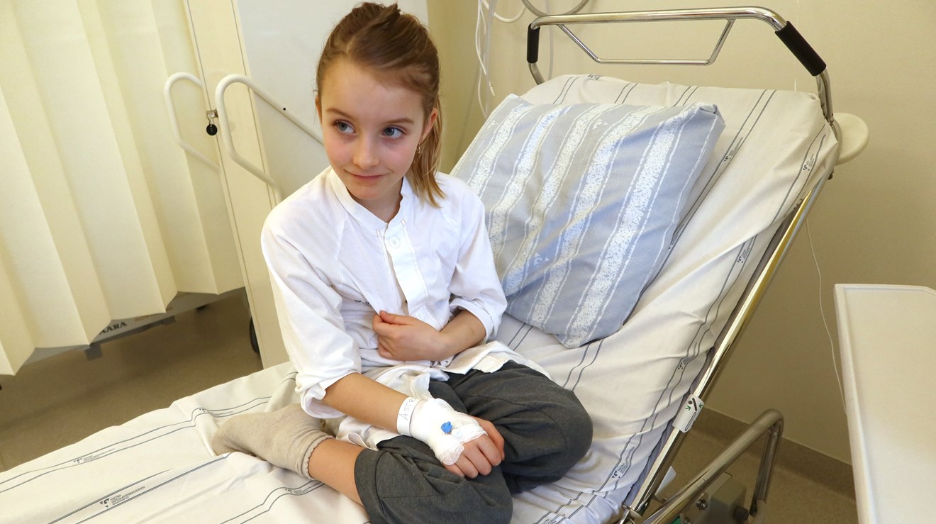 Ett barn med ett bandage om handen