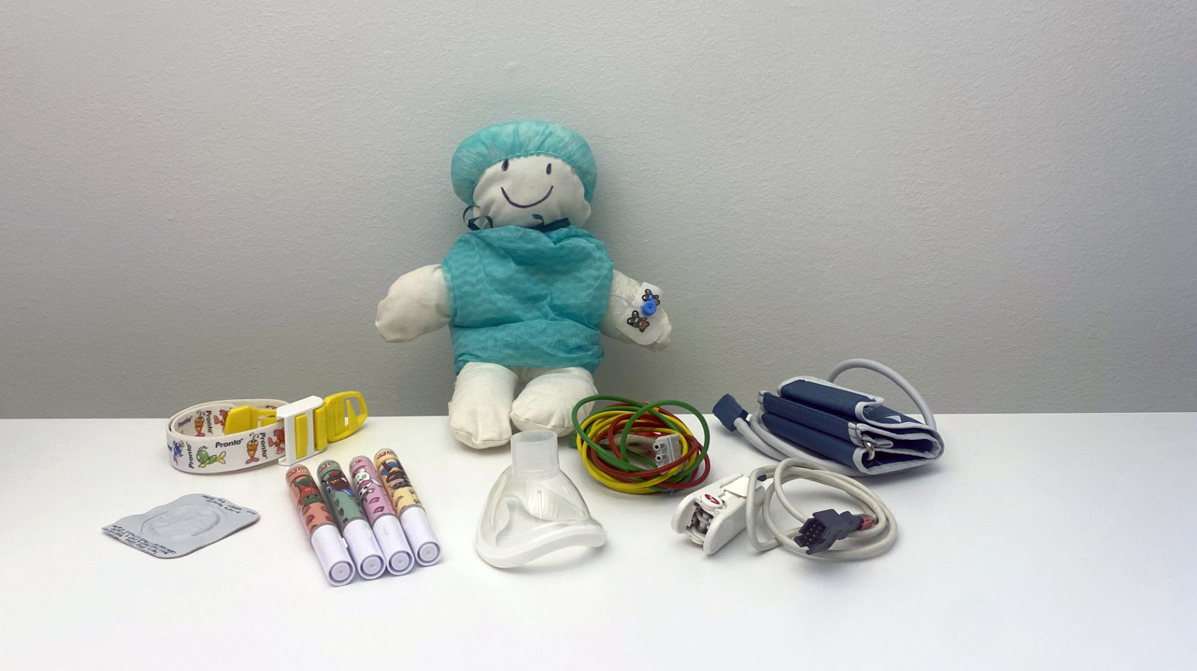 Några sladdar, sprutor och en tygdocka