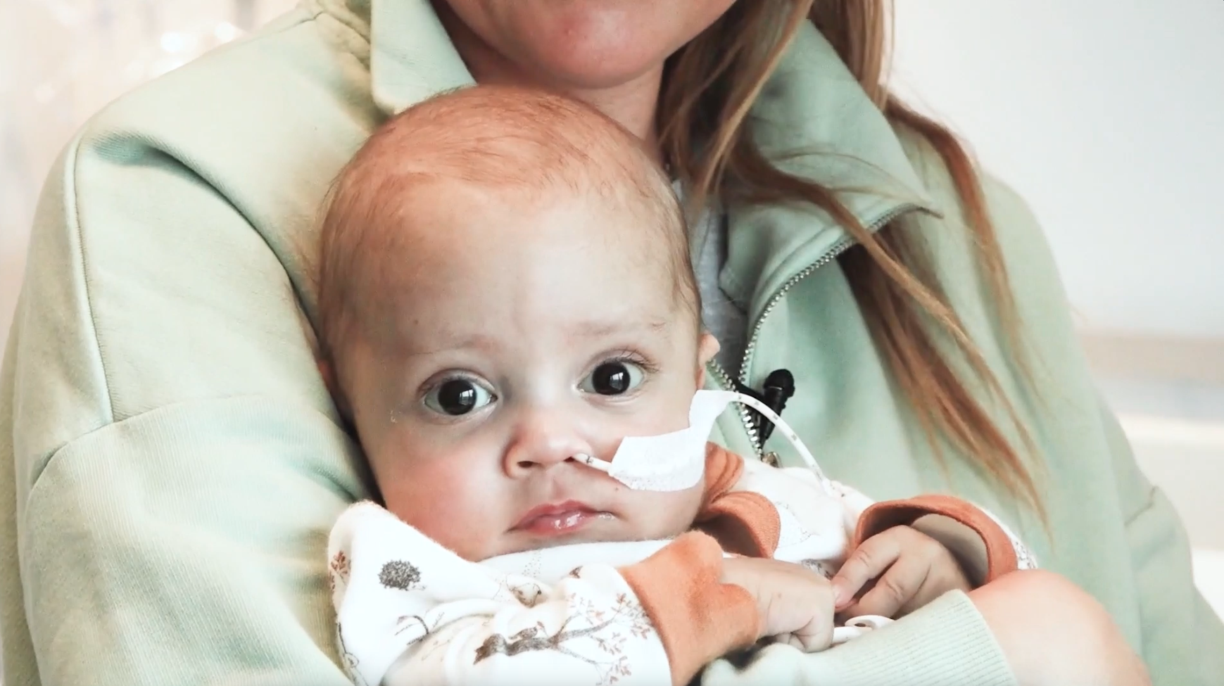 Mamma som håller i en bebis.