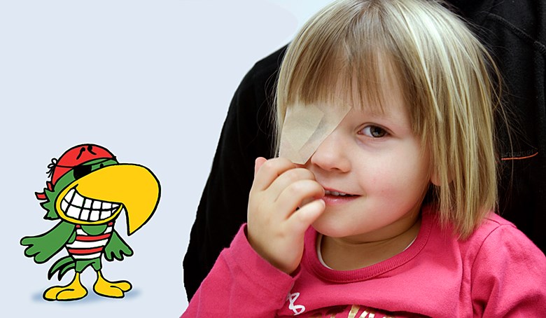 Ett barn med plåsterlapp för ena ögat
