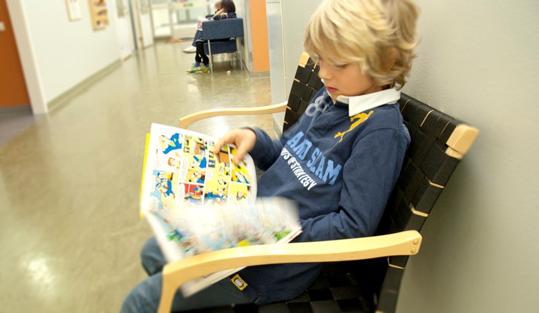 Ett barn läser Bamse
