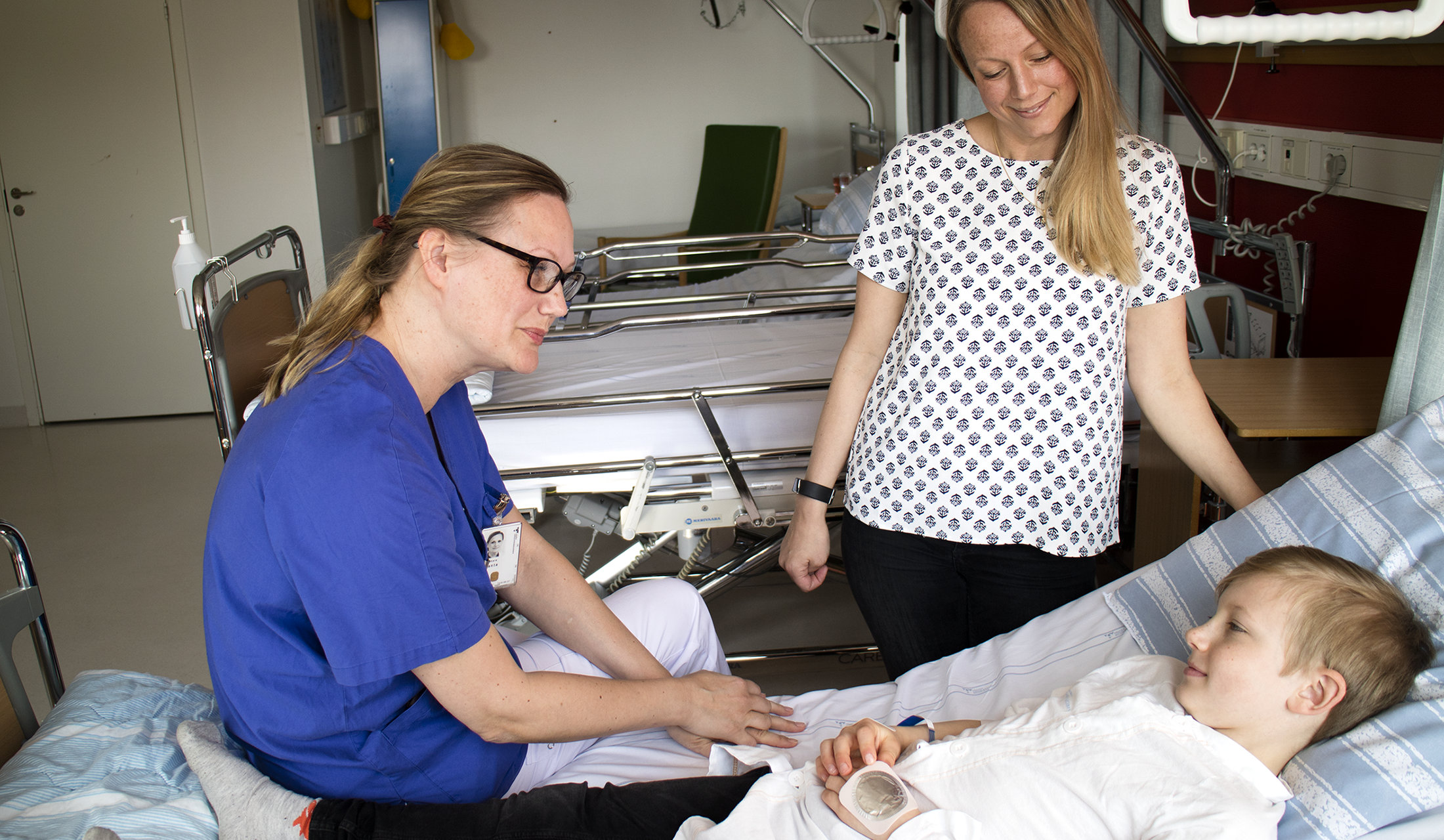 En doktor pratar med ett barn