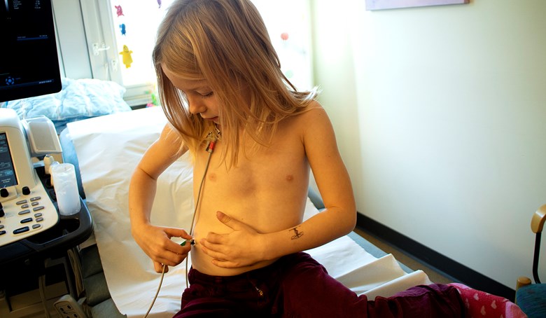 Ett barn tar bort elektroder