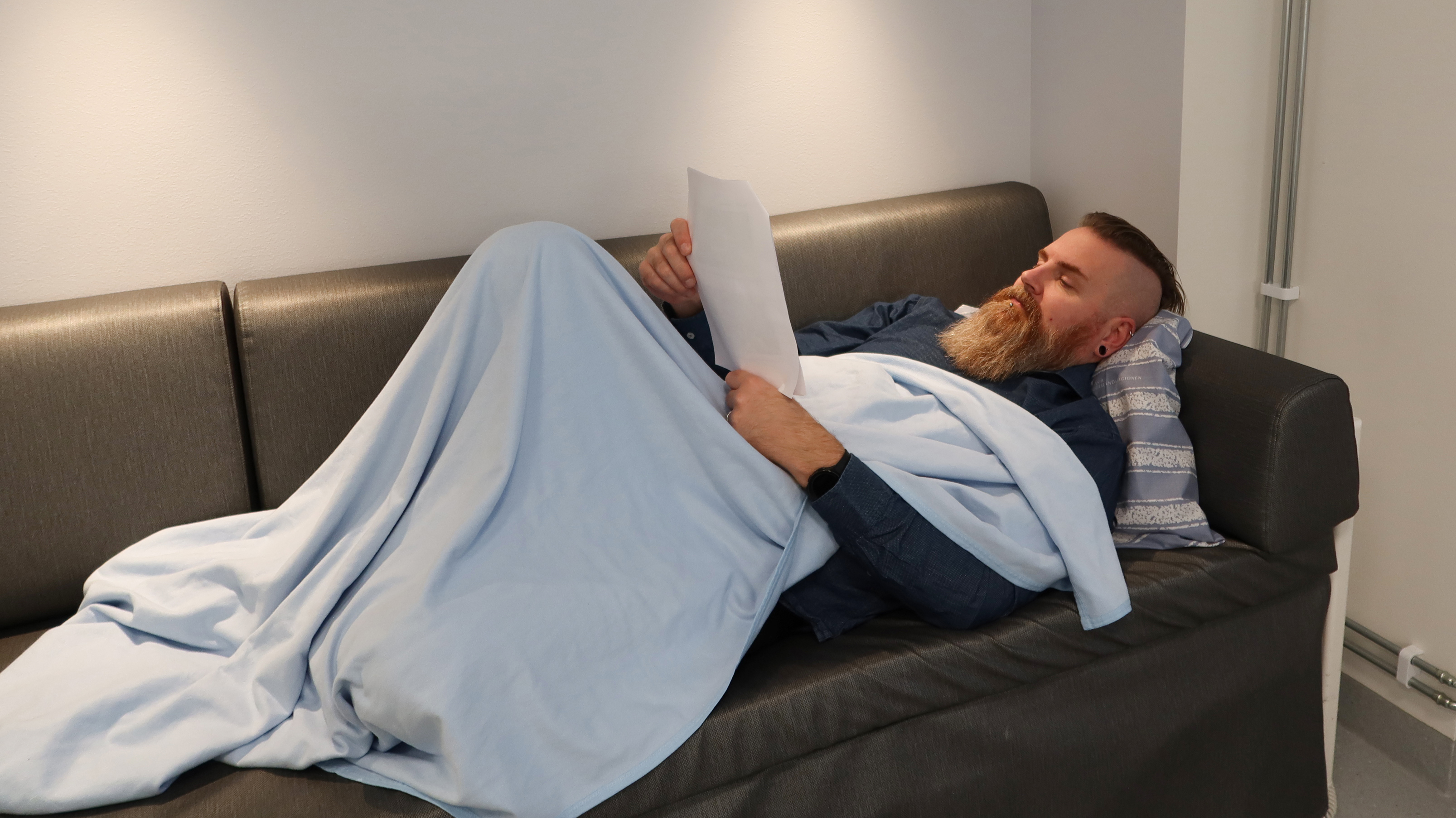 En pappa ligger i en soffa