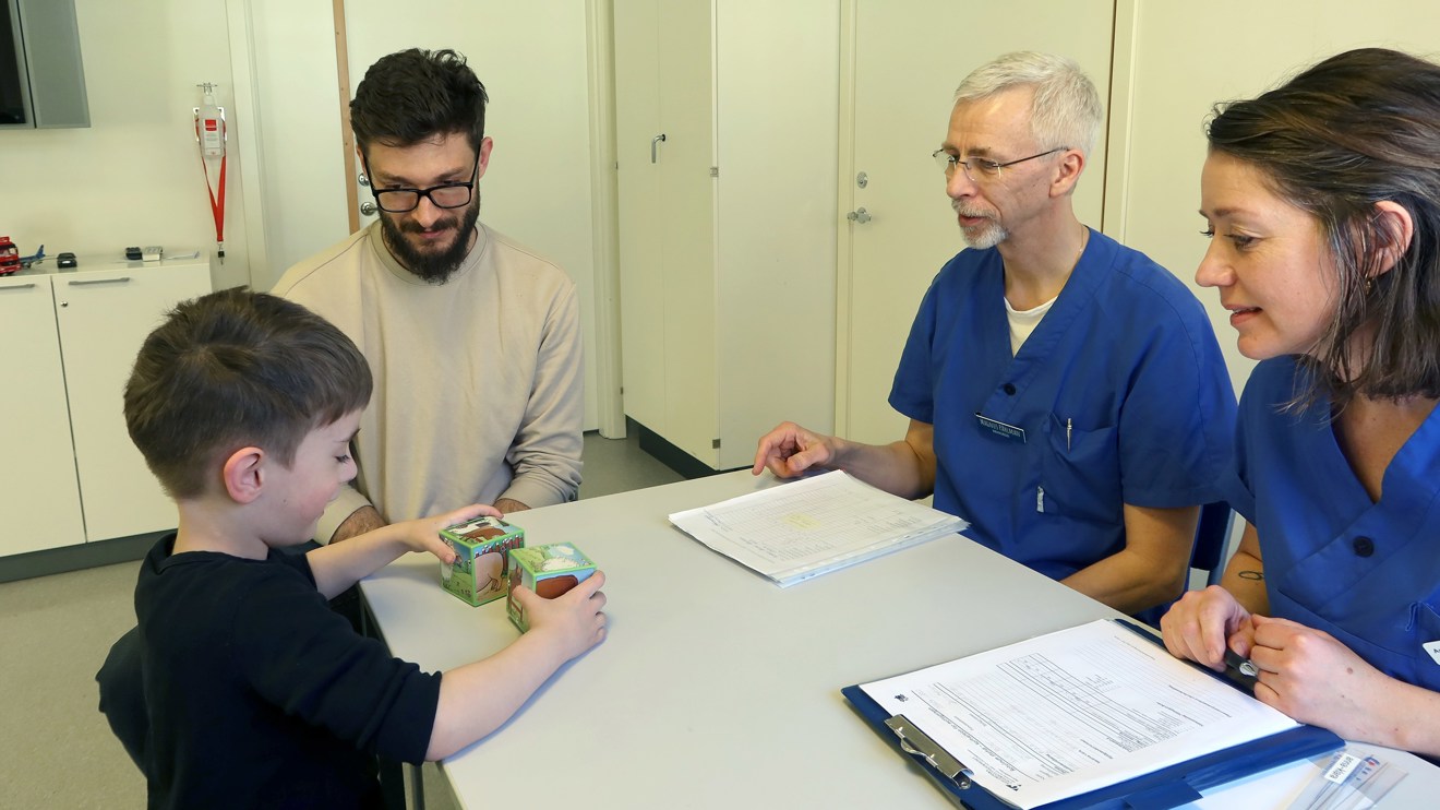 Ett barn leker med klossar