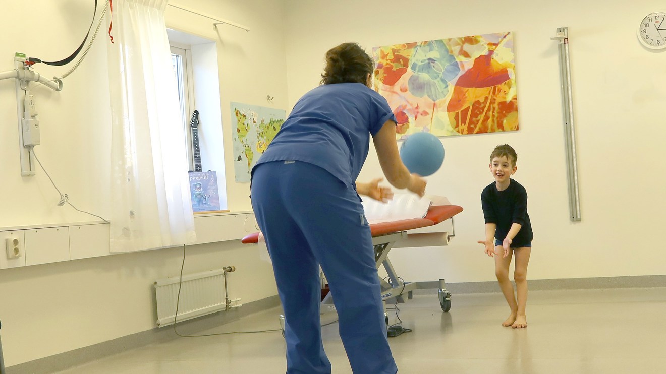 Ett barn kastar boll