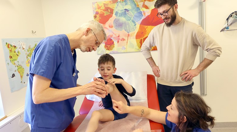 En doktor undersöker foten på ett barn