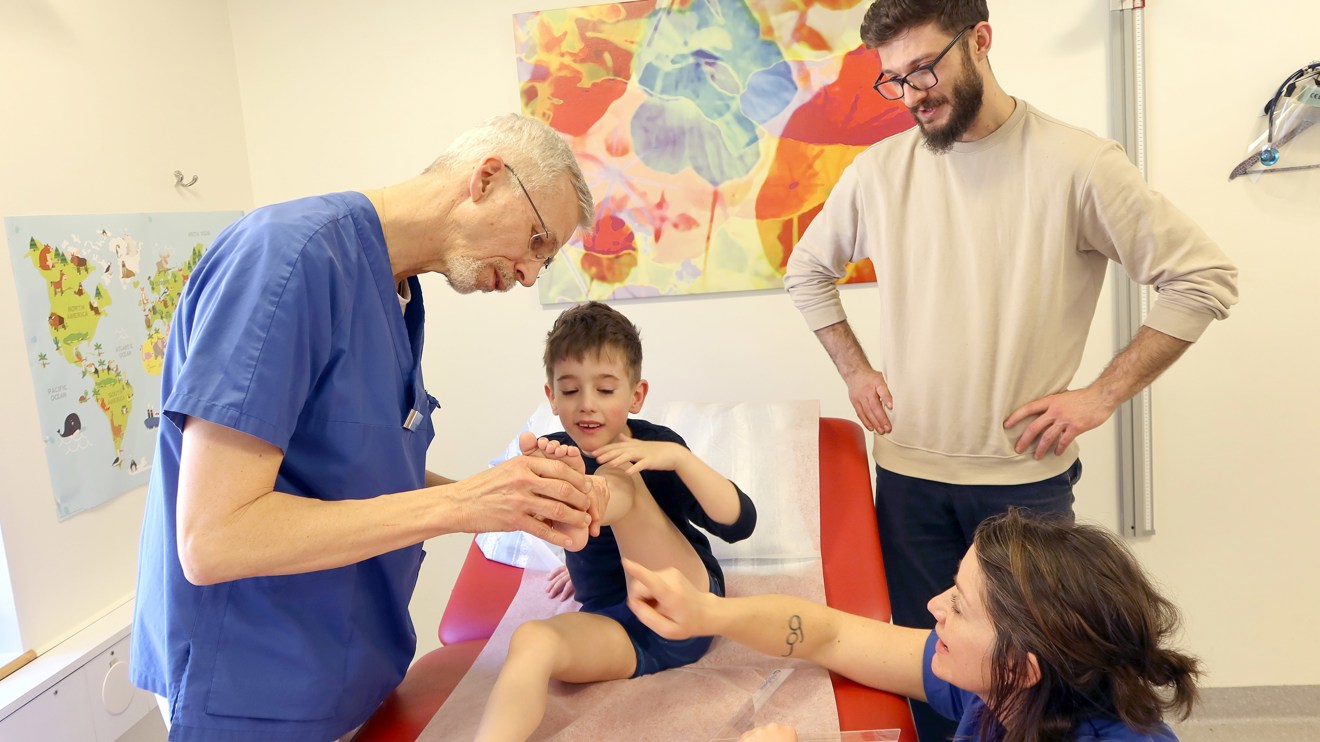 En doktor undersöker foten på ett barn