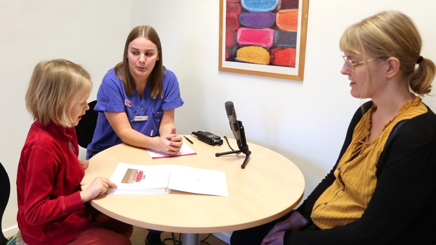 Ett barn tittar på en bild i en bok