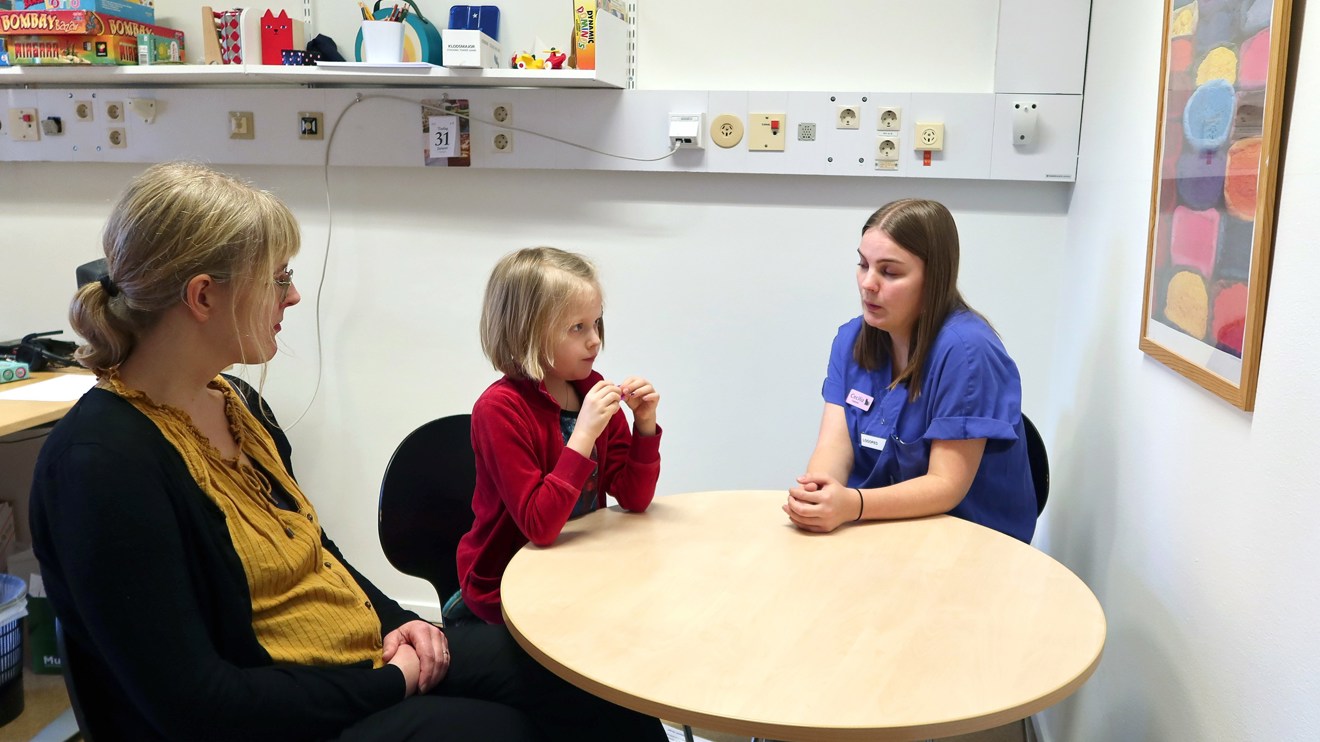 Ett barn och en mamma pratar med en logoped
