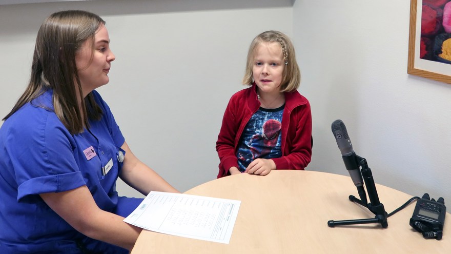 Ett barn säger efter en logoped