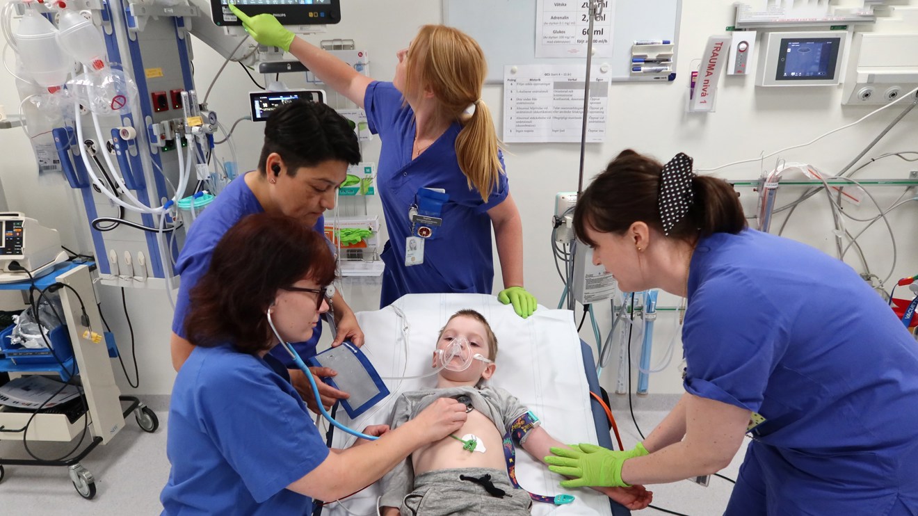 Ett barn blir undersökt av flera personer