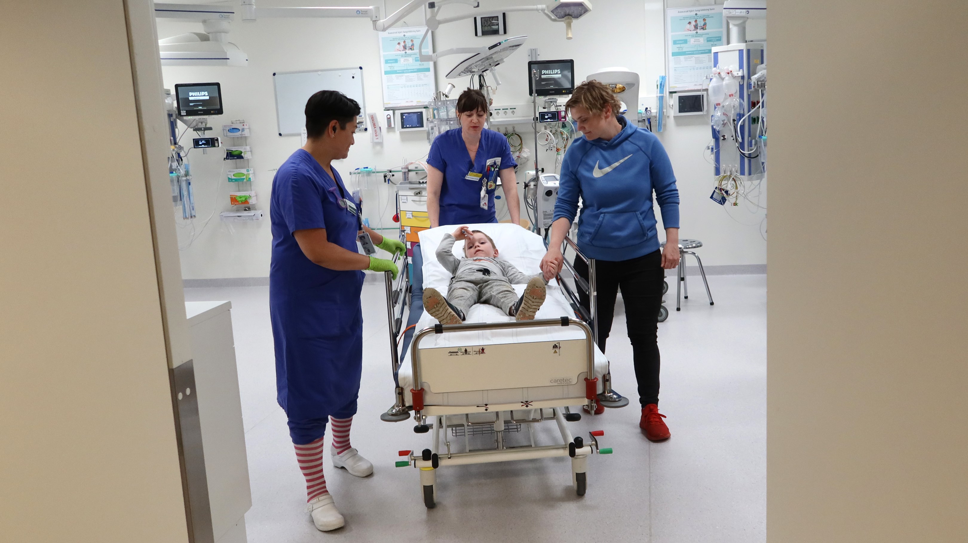 Ett barn åker i en sjukhussäng