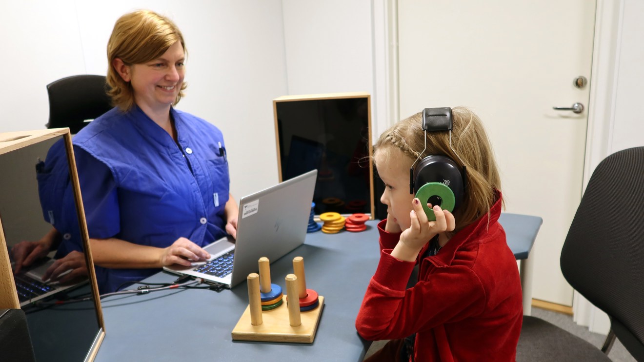 Ett barn med hörlurar på sig