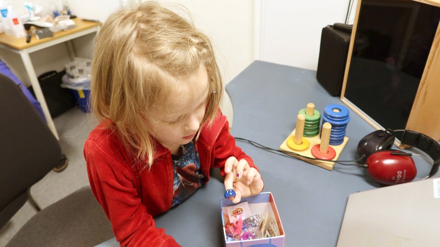 Ett barn väljer en liten present