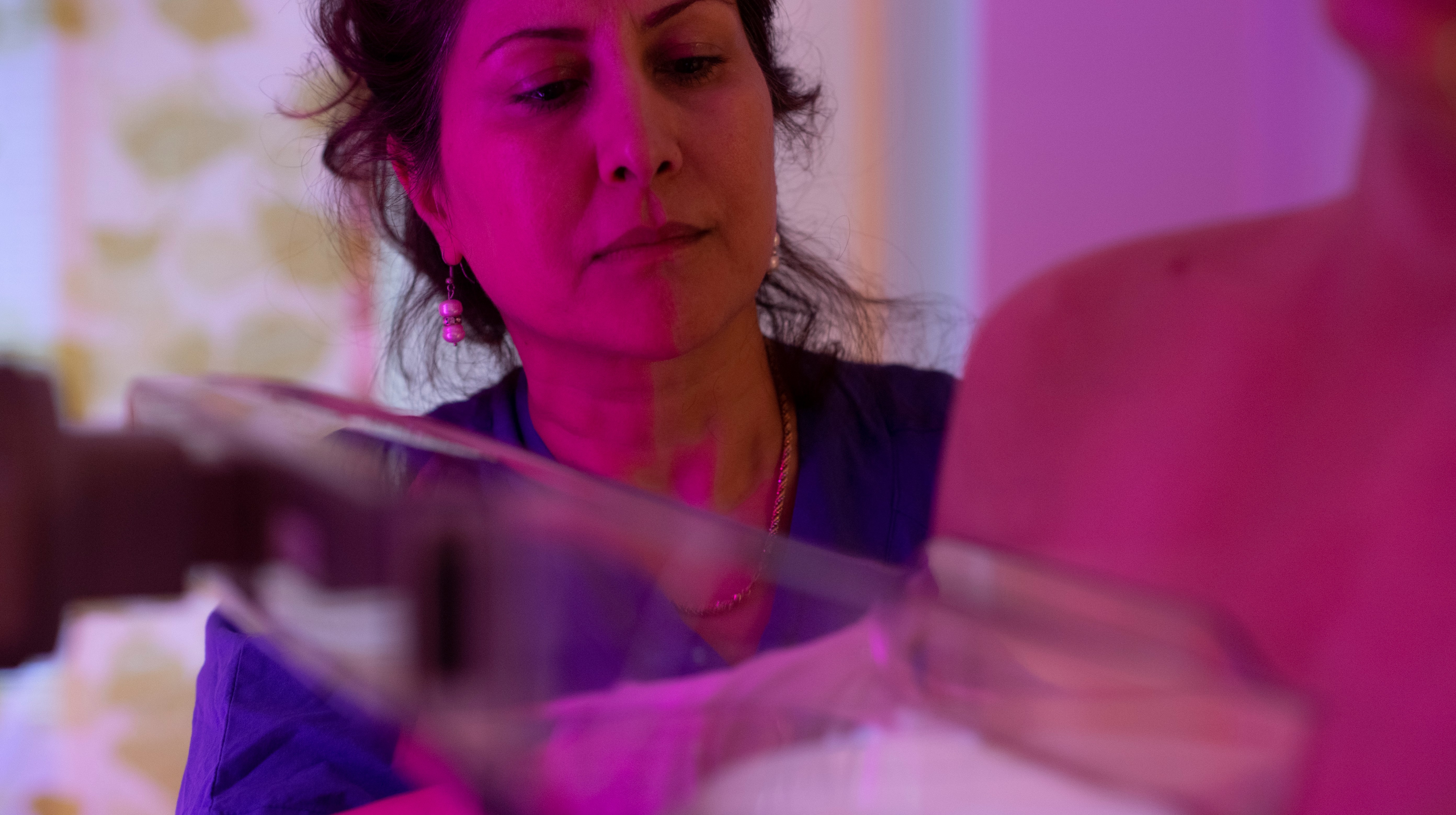 Vårdpersonal assisterar vid mammografi