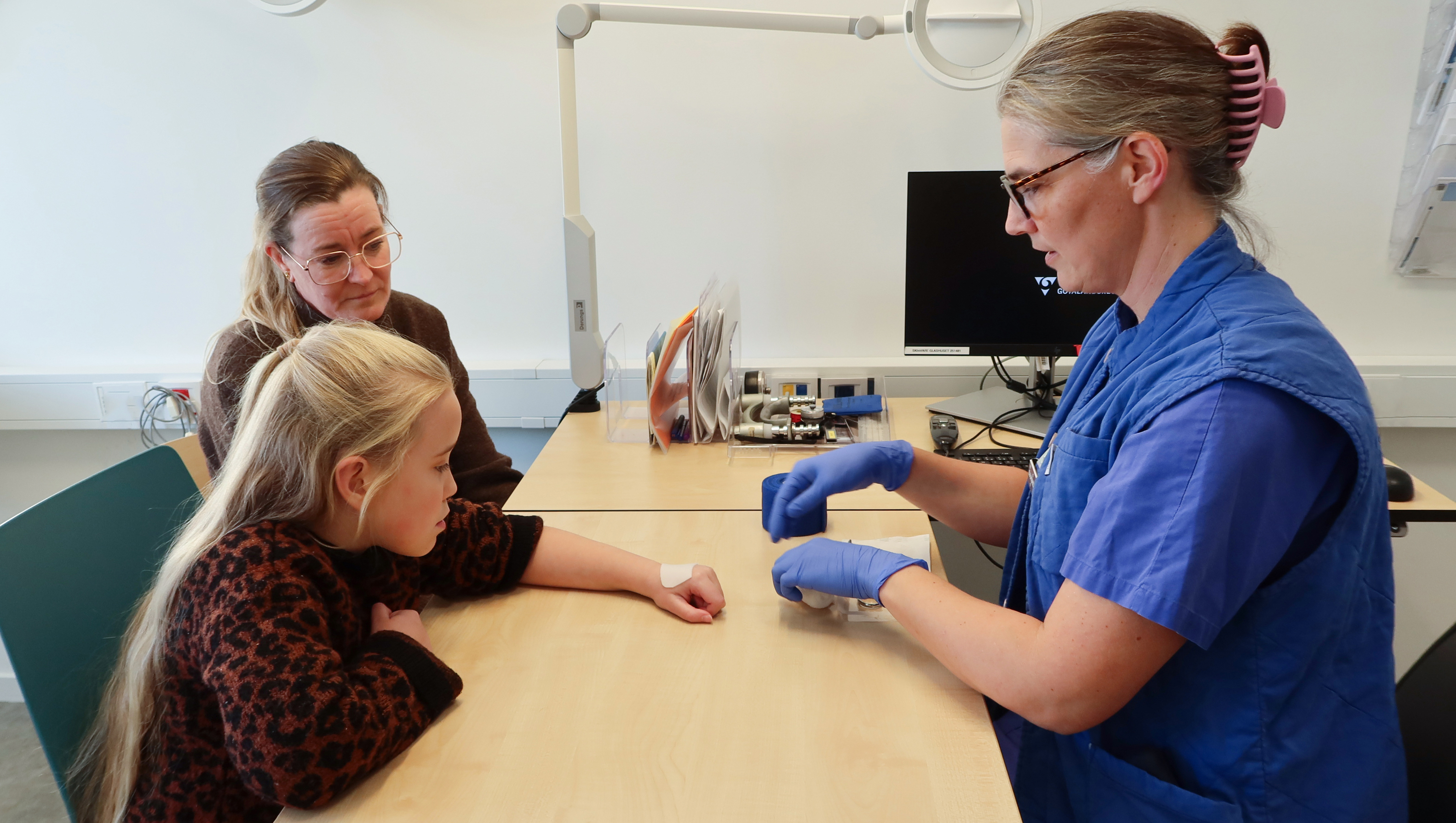 Ett barn och en sjuksköterska