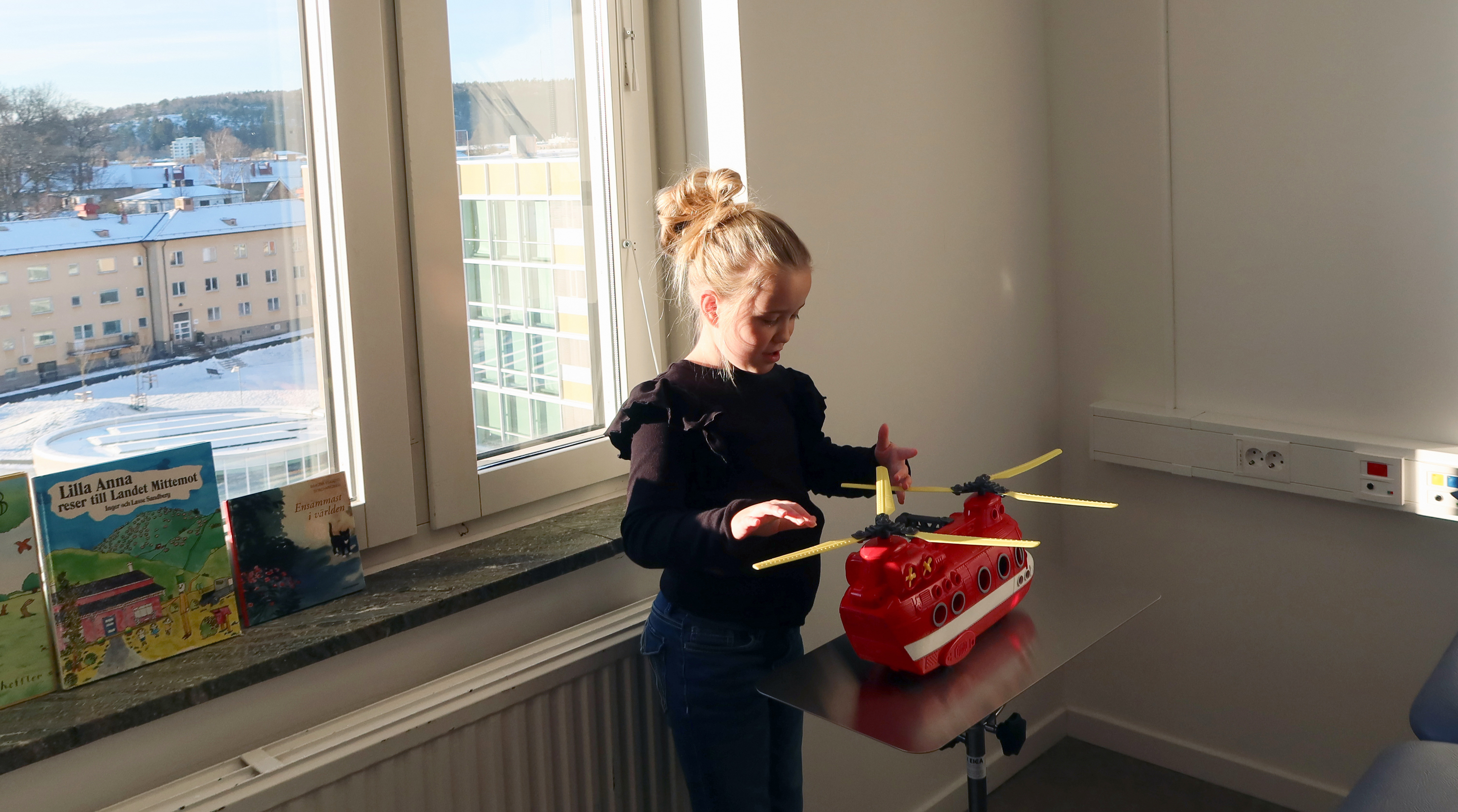 Ett barn leker med en leksakshelikopter