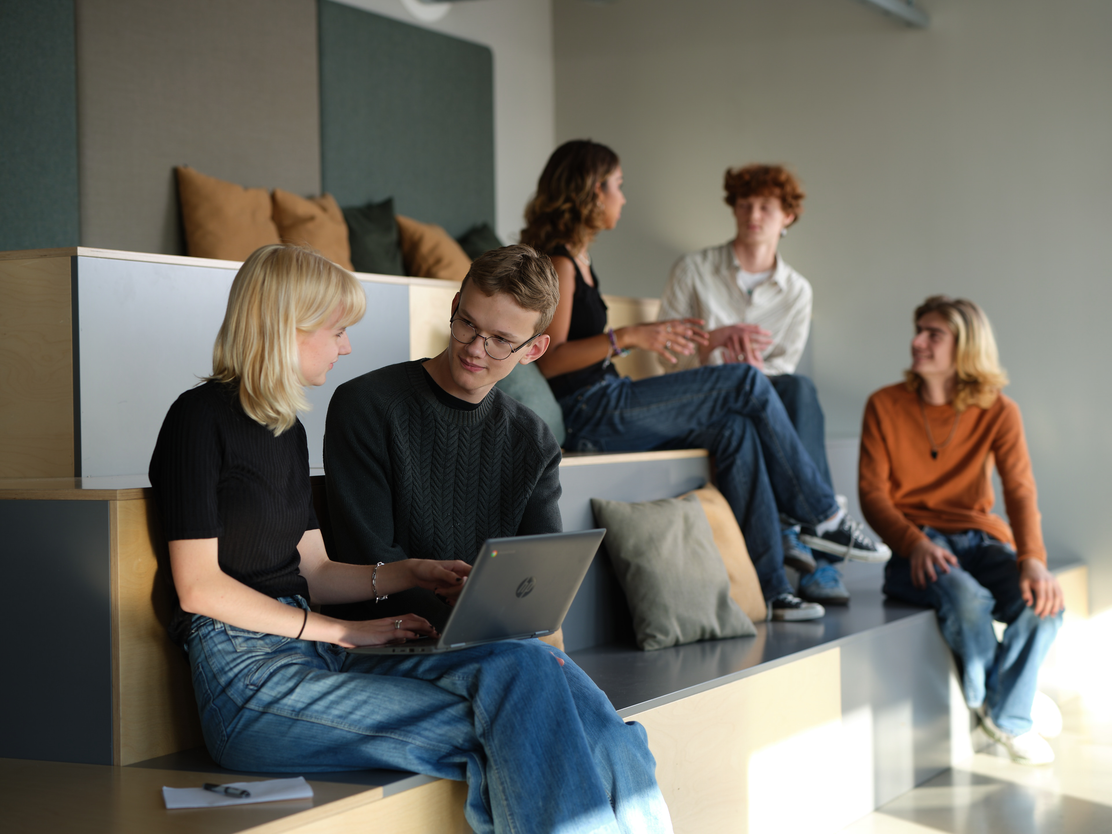 Fotona har tagits fram till uppdragen Framtidens medarbetare och PILA/Feriepraktik. Får användas för att symbolisera gymnasieungdomar, ej andra åldersgrupper.