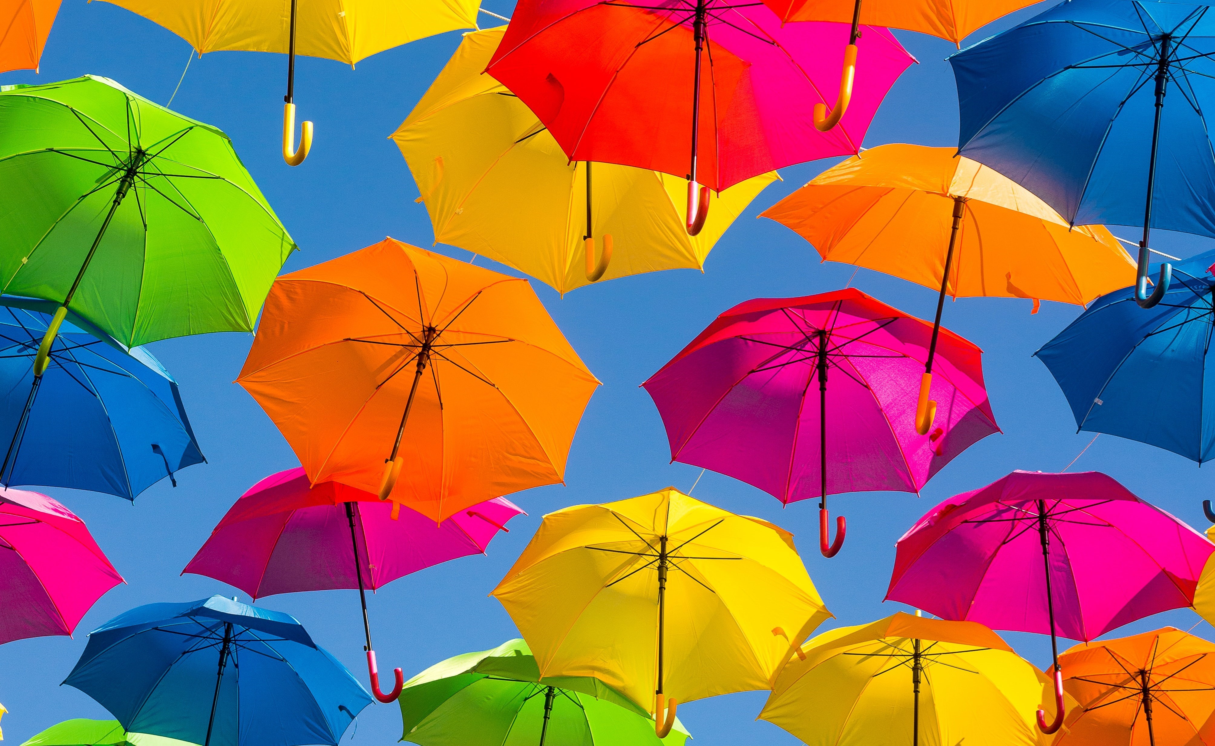 Färgglada paraplyer i himlen