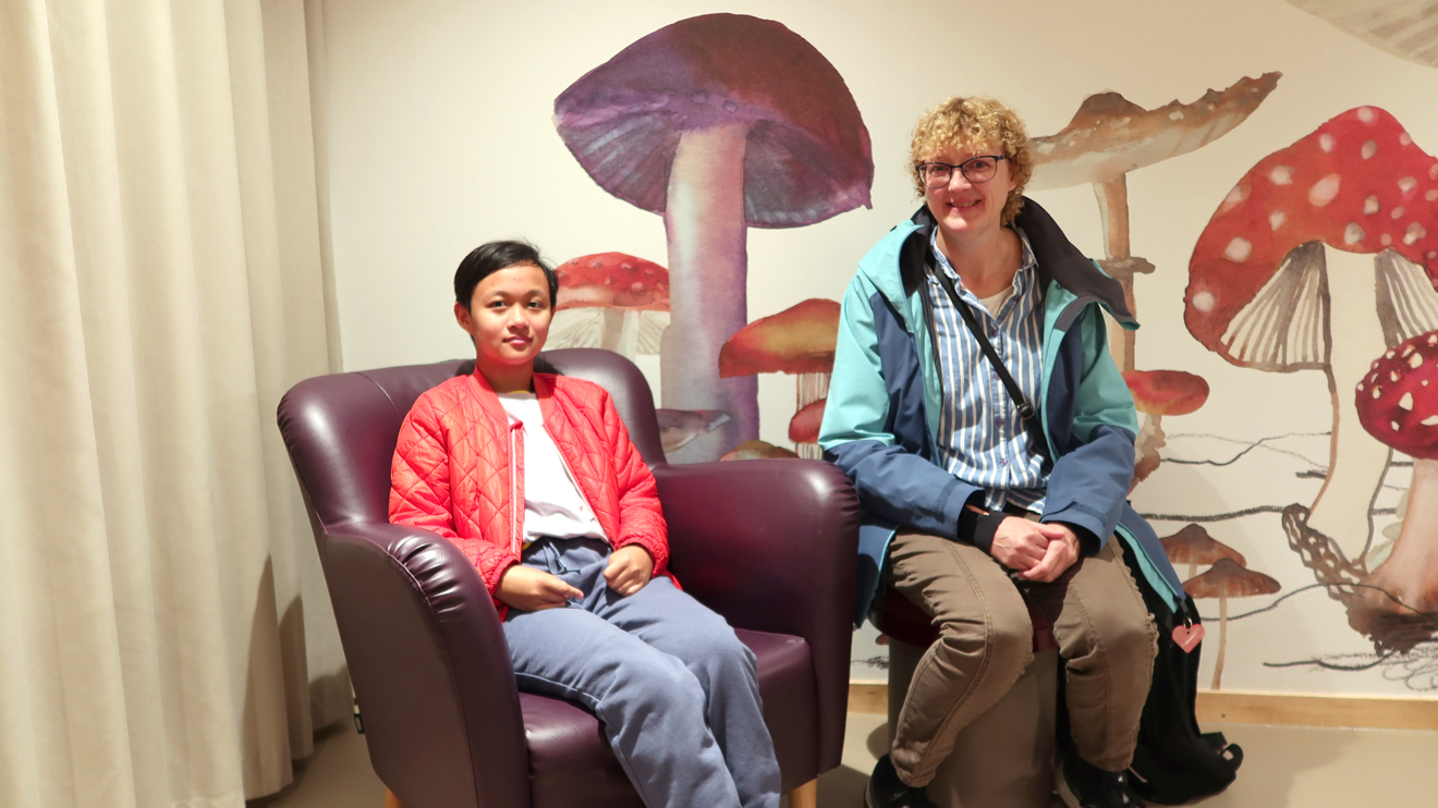 Ett barn och en mamma i ett väntrum