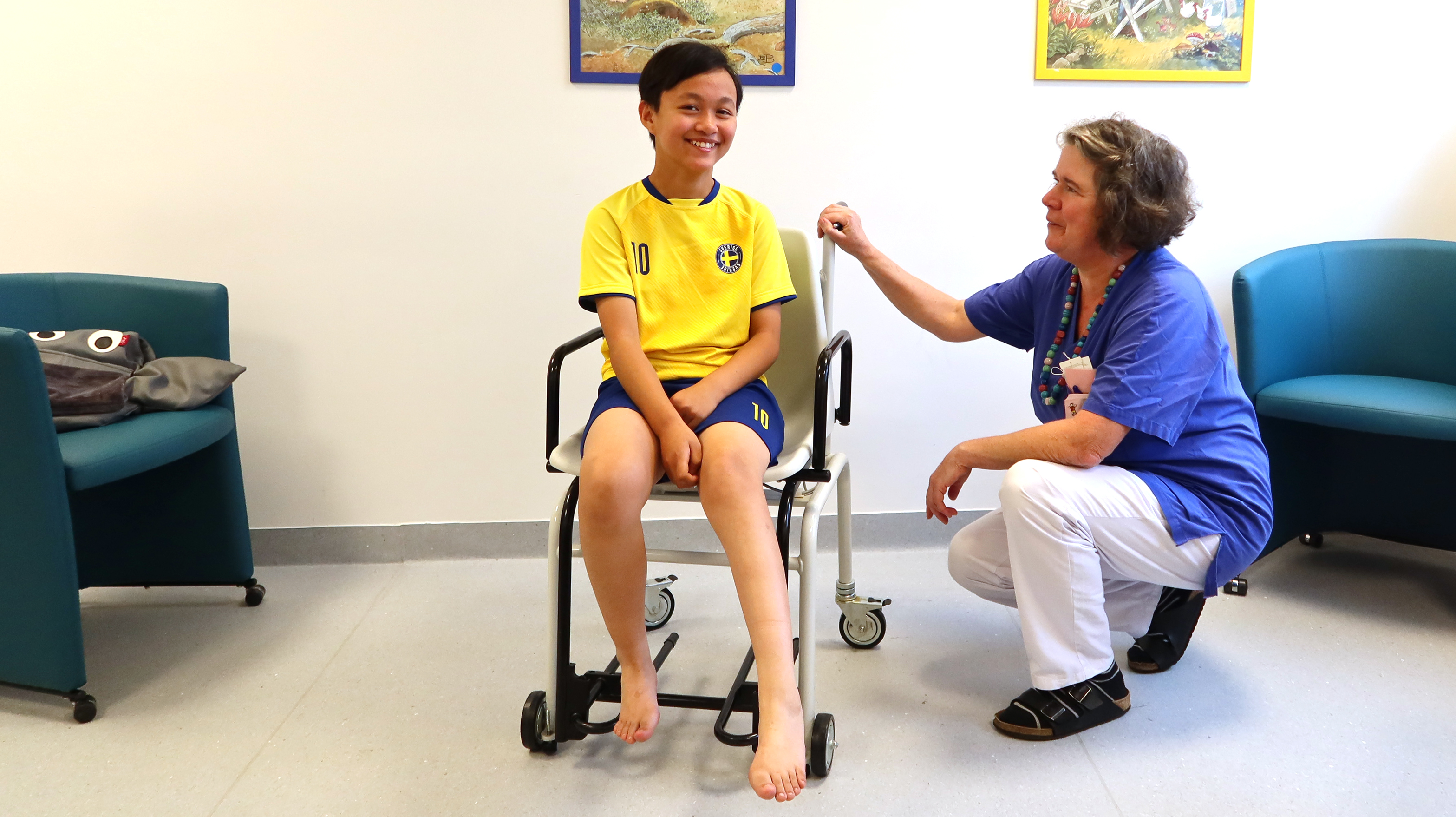 Ett barn i en våg-stol.