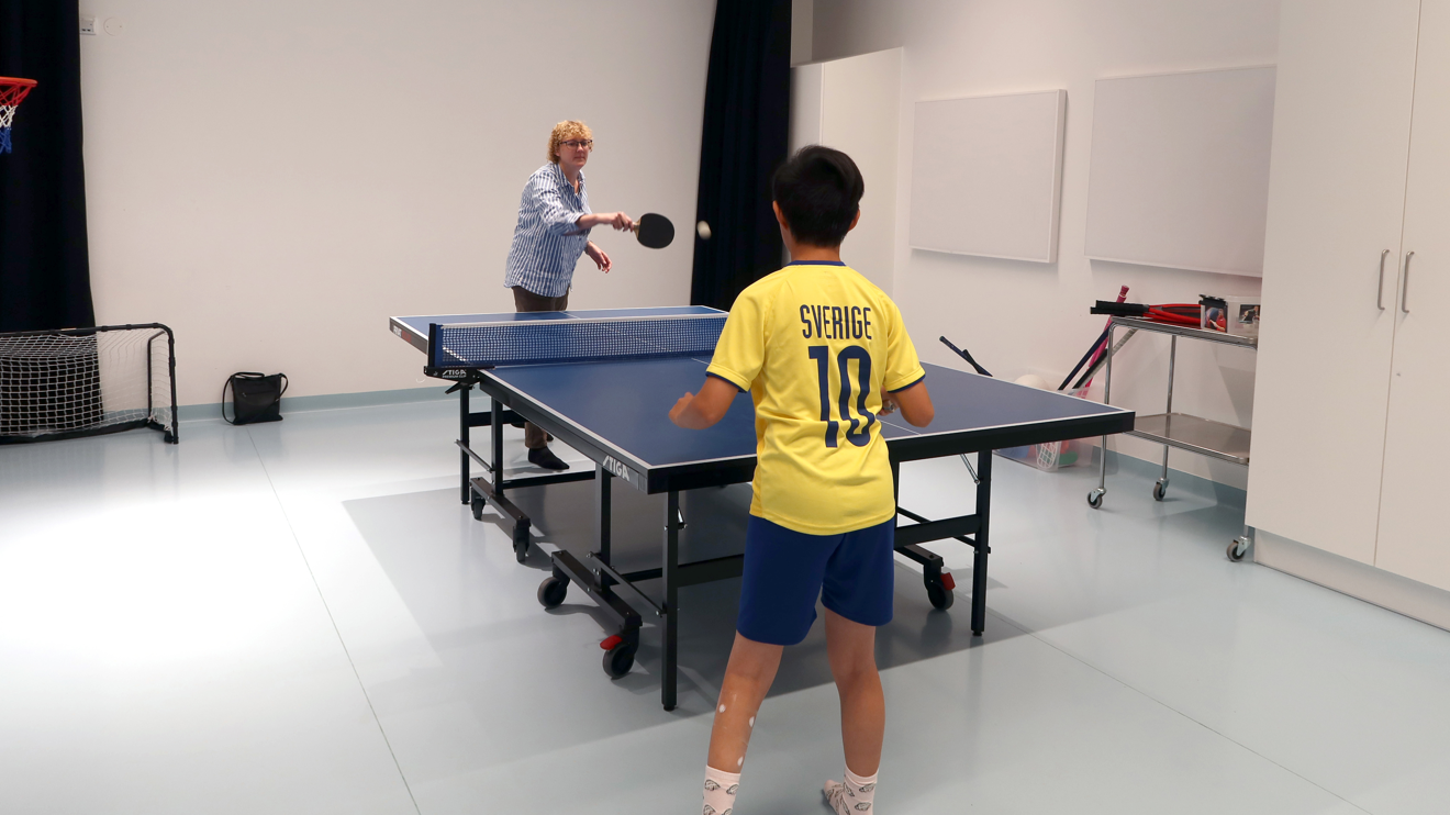 Ett barn spelar bordtennis