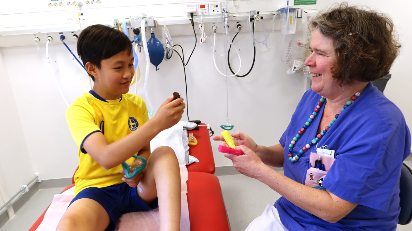 Ett barn väljer en smak på pennan