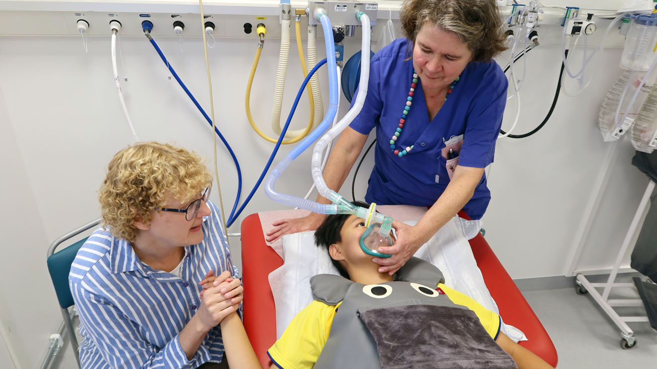 Ett barn med en andningsmask