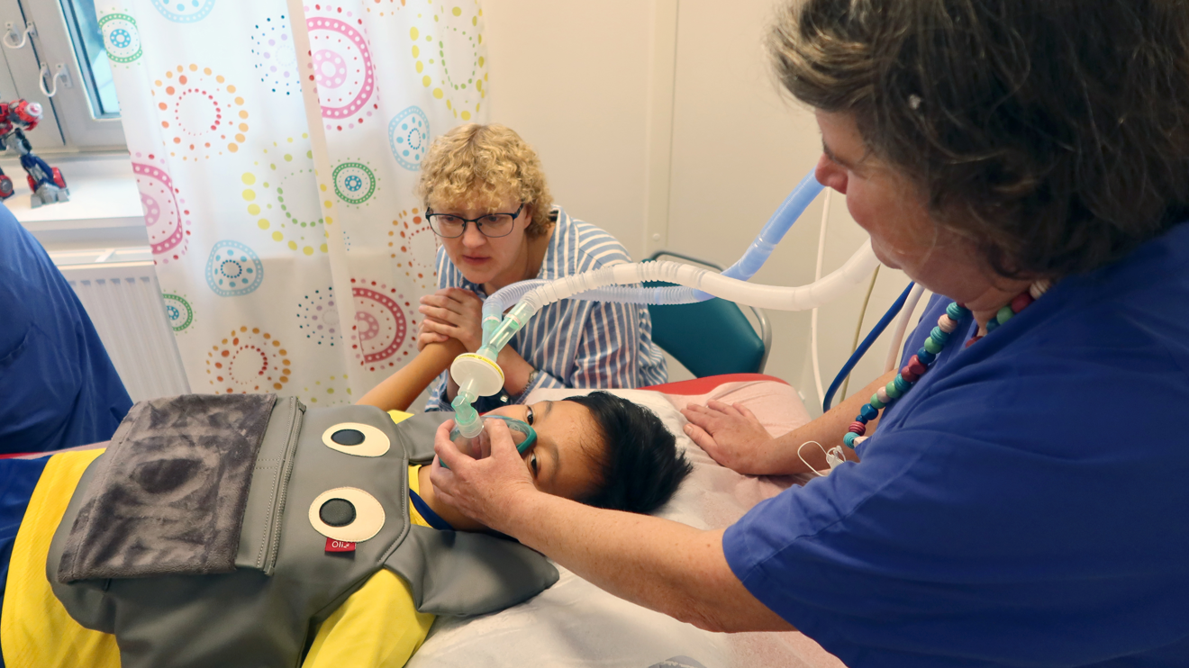 Ett barn med en andningsmask