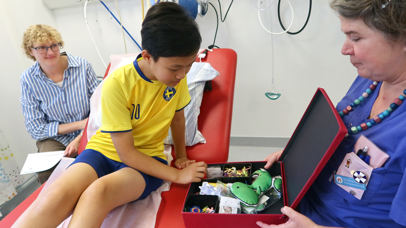 Ett barn väljer en present