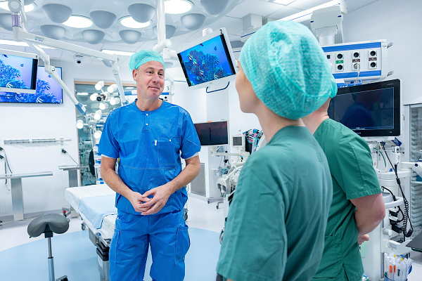 Boubou Hallberg med två sköterskor.