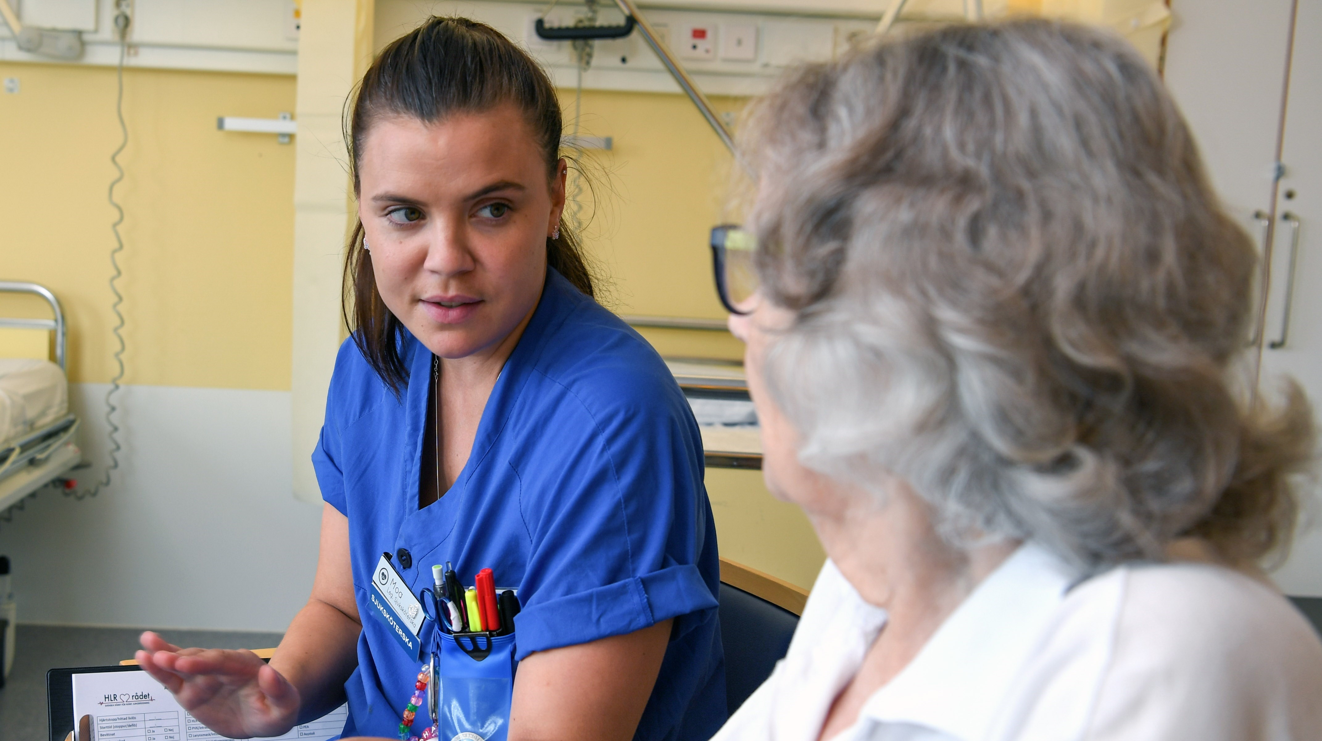 Samtal mellan äldre patient och sjuksköterska
